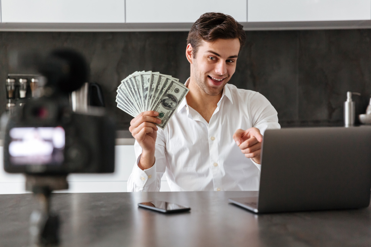 Building Wealth Without Quitting: 8 Proven Ways to Earn Online